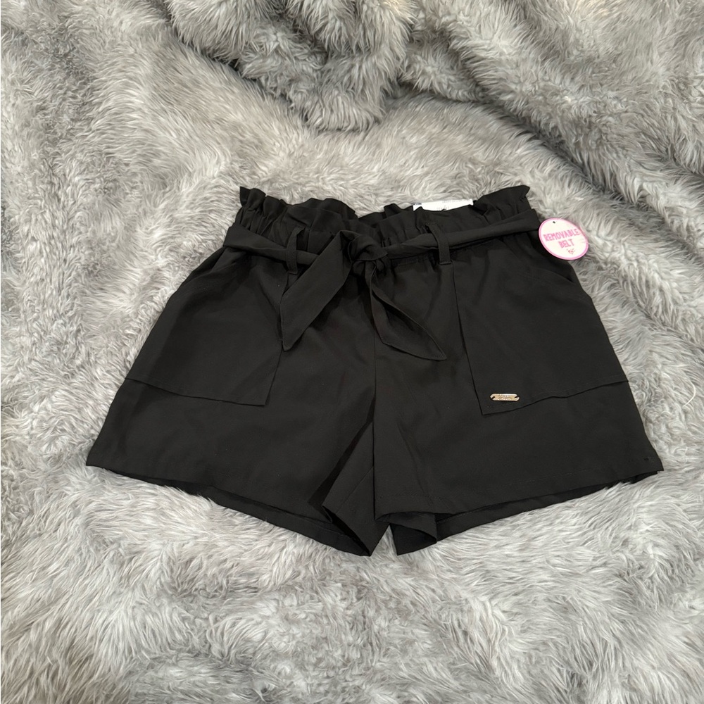 Black. Justice girls dress shorts.
Size 12
With tags